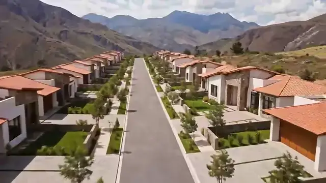 Calle interna con la hilera de casas de una planta