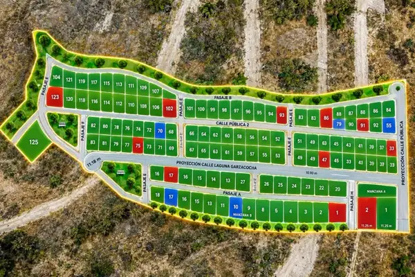 Plano aéreo con lotes disponibles, reservados y vendidos señalizados por colores