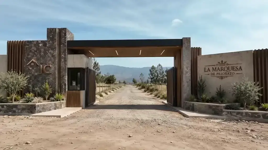 Portón de ingreso al conjunto privado La Marquesa de Priorato en Ibarra